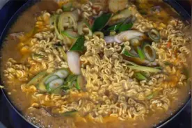 在牛骨汤中撒上拉面调料，然后放牛腩和面饼，最后出锅味美香浓！