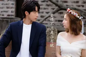 恋爱中女人的不拒绝就是主动，壁咚会脸红眼神里藏着满满的爱意视频封面