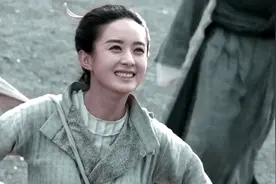 赵丽颖御姐装出席，当鼓起包子脸卖萌的时候，女神气质全然不在视频封面