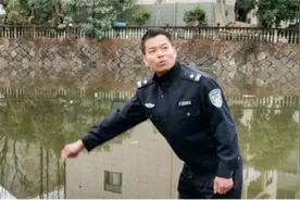 浙江一越野车落水5人遇险，辅警冲进池塘连救5人获一等功