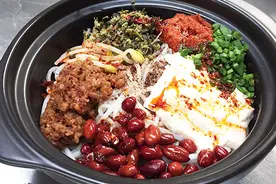 小时候就爱吃豆腐脑，没想到现在豆腐脑还能做成豆花米线，太棒了视频封面
