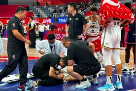 辽宁小将重伤被抬上救护车，乔丹贝尔的反应令人肃然起敬视频封面