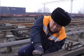 铁路维修工：加强巡检，保障货运列车安全运行|第一时间视频封面