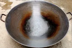 大厨教你生铁锅变成不粘锅的诀窍，只需简单3步，好用还不生锈视频封面