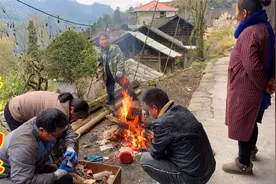 冬宝去老房子打扫卫生，翻出很多上百年的老物件，老乡都来围观！视频封面
