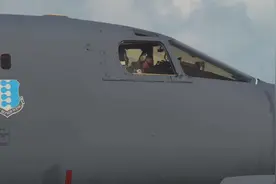 美军战略轰炸机从关岛基地起飞，参加海上联合打击行动视频封面