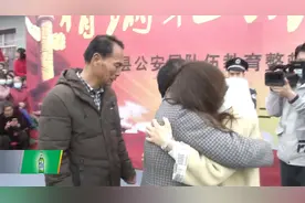感人认亲现场 失踪32年的咸阳女孩终于和父母团圆了视频封面