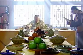 乾隆皇帝一边用膳，一边听刘统勋的奏折，不料奏折内容却让他吐了视频封面