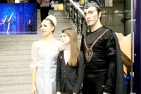 实拍：莫斯科古典芭蕾舞团布市演出，演员走近观众，没见一个保安视频封面