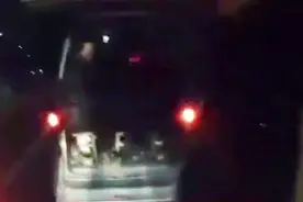 面包车路上行驶，民警拦下：大爷大婶一个个下车，这车不能坐了视频封面