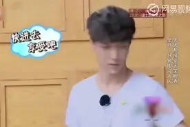 极限挑战：张艺兴太可爱了，被一群人挠痒痒，哎呦喂这怎么玩！视频封面