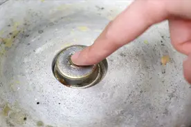 电饭煲底部很脏又耗电，一个简单办法，擦得干净如新省下上百元