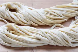 夏天就爱自制手擀面，不用炒菜，省时省力，全家都爱吃！