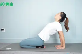 背部厚壮还驼背？坚持2个动作，还你漂亮的少女背，背一天天挺拔