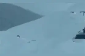 实拍新疆科纳斯景区大暴雪多车被困：大雪淹没至越野车引擎盖视频封面