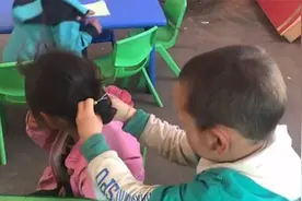 有爱！四川一名小男孩给班里小女孩扎辫子动作娴熟，网友：小暖男视频封面
