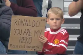 小球迷场边举牌：C罗你是我的英雄 你能送我你的球衣吗？视频封面