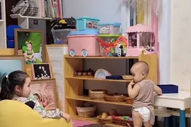 妹妹边走边观察姐姐,刚拿起玩具被姐姐“吓”,哆嗦奔走后狂哭萌翻视频封面