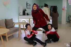 搞笑童年；小时候想要东西，妈妈不给买，都是抱着妈妈的大腿撒娇视频封面