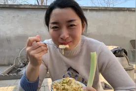 疫情宅家吃点啥？阳姐做鸡蛋炒馒头。4个馒头一根葱，馋的流口水视频封面