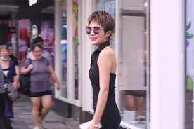 三里屯街拍，周末美女们身着夏季穿搭来打卡，要数短发美女气质佳视频封面