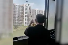 上海一大爷被封控1个月，在自家阳台钓江中8斤大鱼，江景房买值了视频封面