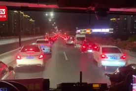 教科书式！杭州高架车辆起火 连续两公里私家车45度让出生命通道视频封面