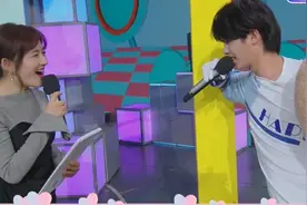 黄明昊变身外卖小哥，高难度动作送谢娜巨大熊玩偶视频封面