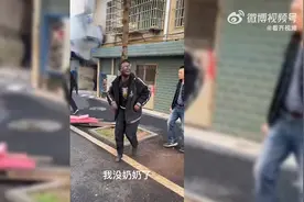 家中起火男孩误认奶奶去世崩溃大哭，得知获救后跪地感谢视频封面