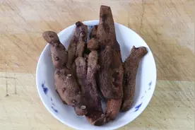 牢固牙齿、强壮筋骨，中老年人常用1味中药煮水泡脚，身体更健康