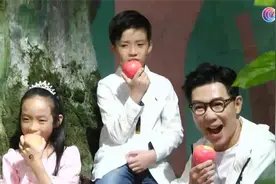歌手品冠带子女看展览，笑谈子女的趣事，曾认错五月天冠佑为爸爸视频封面