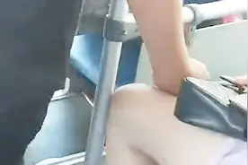公交车上一安全员摸女乘客大腿？北京公交：系乘务管理员而非保安视频封面
