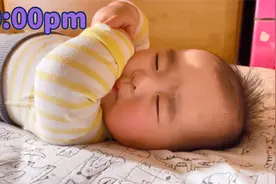 4月大宝宝一边哼歌一边轻拍自己，没一会把自己哄睡了，太萌了吧视频封面