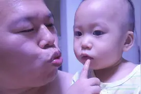 一岁宝宝吃手停不下来，爸爸吵着也要吃，宝宝会给爸爸吃小手吗？视频封面