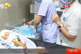 四川一林地发现弃婴，婴儿啼哭不止,民警变"奶爸"照顾娃|都市热线视频封面