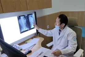只要躺床上，你就垫上这个东西，治疗腰椎变形很管用视频封面