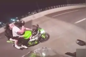 “飙车”网红曾骑摩托追高铁 如今感叹：亲眼见证车祸后就骑慢了视频封面