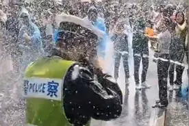 泼水节“洗警”：喂，119吗？我是110，请求支援！