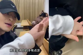 女孩上课强行牵男神手，把男孩害羞到钻进衣服：哥哥你手好香啊