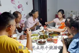 小两口去给小表妹过生，简单的一桌家常菜，幸福而又温馨视频封面