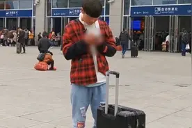 单位不放假，00后小伙辞职领两千块工资回家：能陪爸妈过年就好视频封面