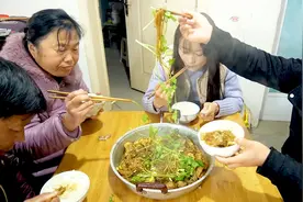 小鸡缠细粉，两斤粉丝烧一只母鸡，大sao加餐，老妈笑的合不拢嘴