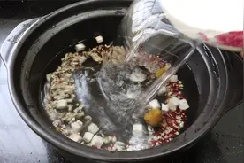 广东人煲汤最讲究，3月雨季我家常煲这一锅骨头汤，清香好喝祛湿视频封面