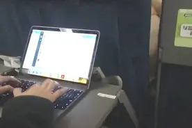 高铁旅途，旅客使用笔记本电脑是不是很方便呢，一起来看看