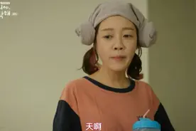 拜托了咖啡：美女踩男人手还发脾气，结果一看是帅哥，秒变淑女视频封面