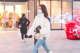 街拍：蓝牛仔裤配白长靴清爽宜人显气质，腿型好的美女都爱这么穿视频封面