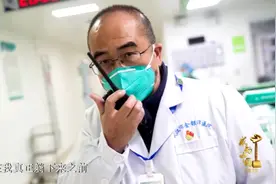 步履蹒跚只想为患者多赢一秒！张定宇获感动中国2020年度人物视频封面