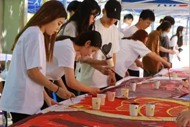 河传学子举办“百米长卷绘初心，青春共绘中国梦”主题活动