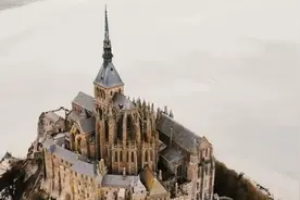 法国圣米歇尔山是著名古迹和基督教圣地，位于芒什省一小岛上视频封面