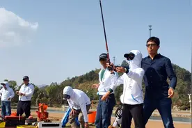 竞技大师教妹子钓鱼，无奈妹子太笨，网友都心疼了！视频封面